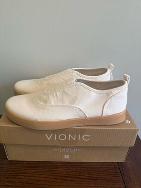 Vionic Coblat Slip-On Canvas Sneaker in Ivory with Gum Sole NEW 9.5